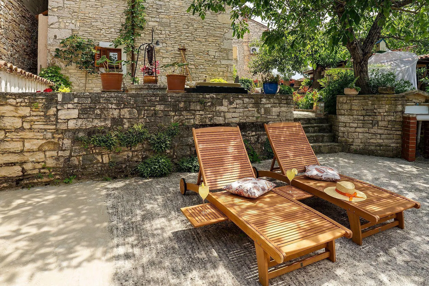 Traditionelle Steinfinca Mit Spielbereich, Babybett, Waschmaschine, Liegen Barban